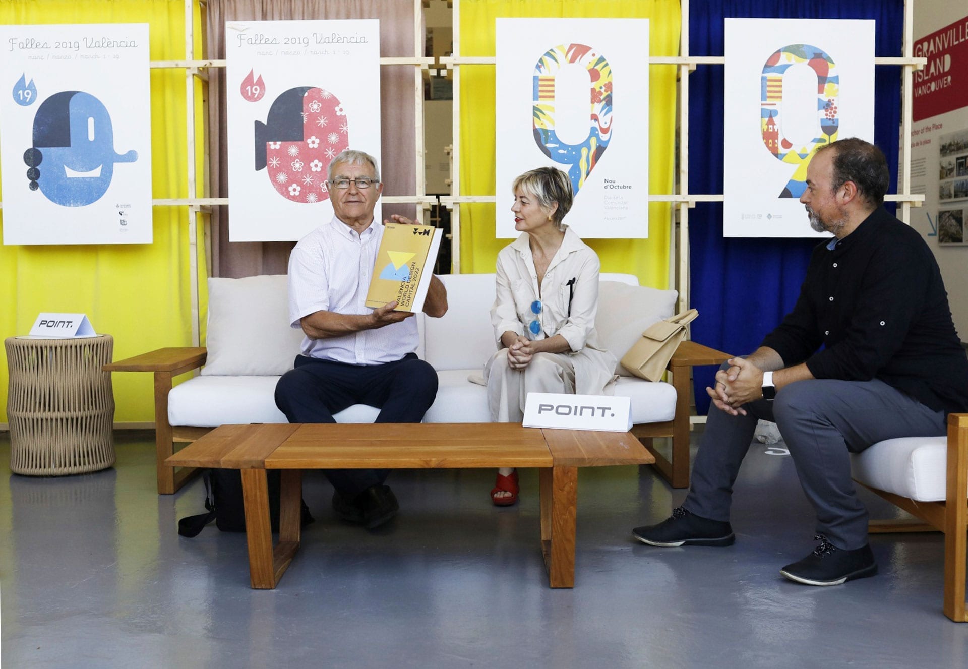 Joan Ribó reaffirms his commitment to Valencian design and receives the official book of the bid